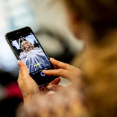 Persona Que Usa Smartphone